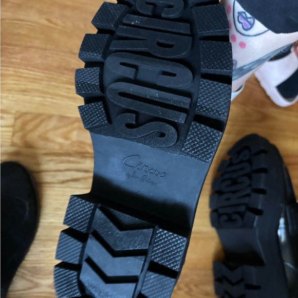 Women’s Brooks Lug Sole Boots - Picture 6 of 7